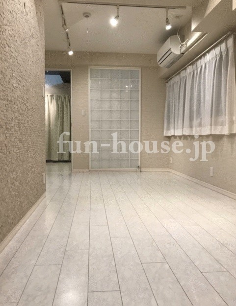 居室・リビング　内装はスタイリッシュにフルリノベーション済みです★