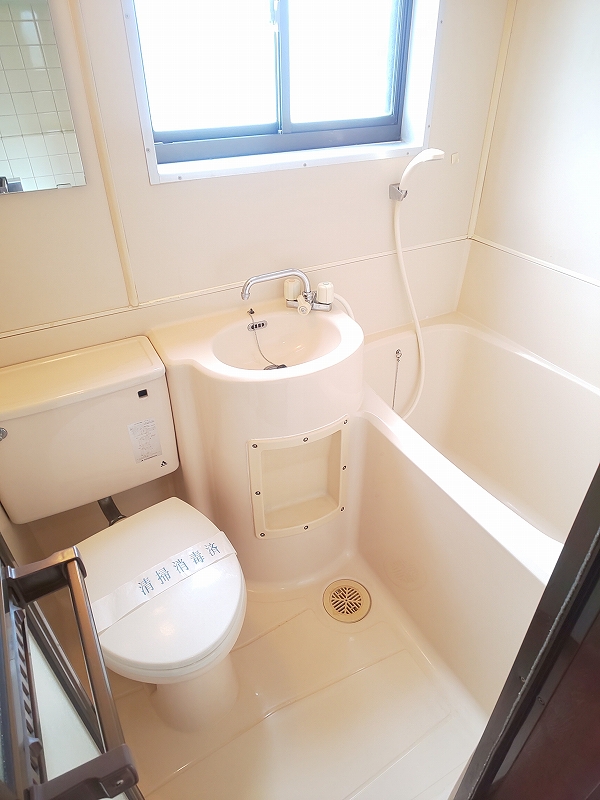 バス・シャワールーム　トイレと風呂シャワー