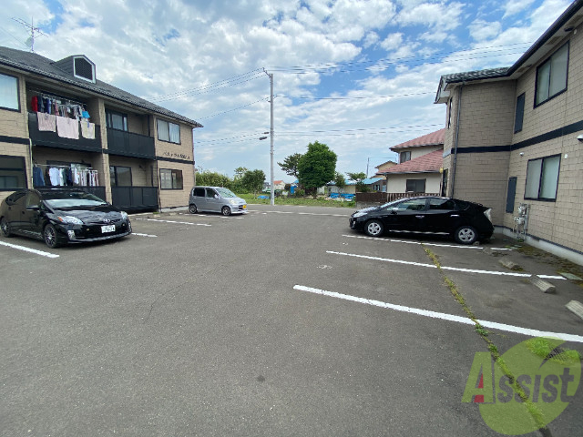 【仙台市宮城野区岡田のアパートの駐車場】