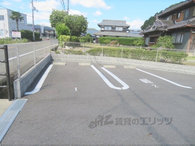 【丹波市氷上町石生のアパートの駐車場】