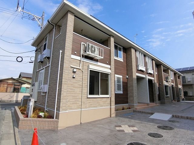 津市栗真町屋町のアパートの建物外観