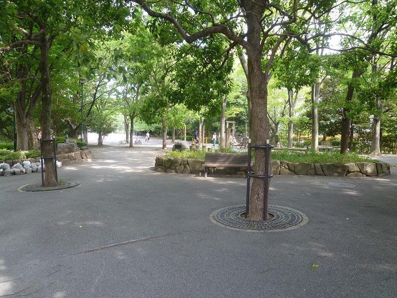 【府中市住吉町のアパートの公園】