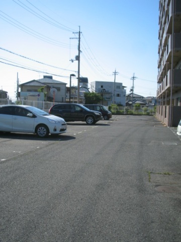 【サンセール菊の駐車場】