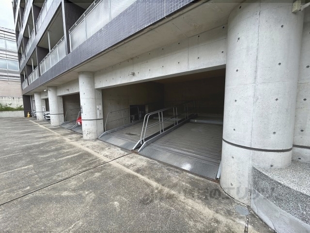 【京都市東山区梅宮町のマンションの駐車場】