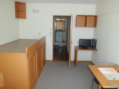 居室・リビング　ベッドやテレビなど、色々な設備が付いています。