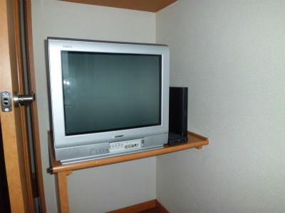 その他　テレビの横の端末がレオネット。