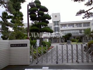 小学校　西条市立周布小学校（小学校）まで881m