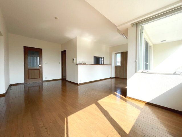 居室・リビング　LDK約16帖窓が大きく明るいお部屋