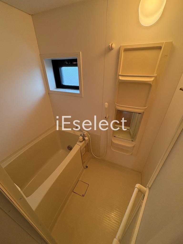 バス・シャワールーム　窓があるので換気しやすいバスルームです