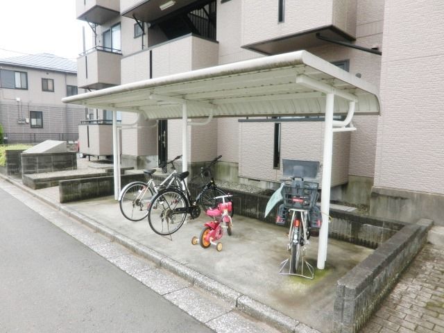 その他共有部分　屋根付きの駐輪場です