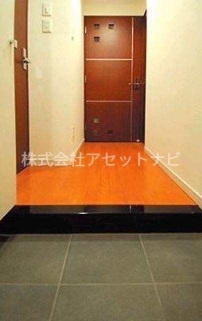 玄関　※別タイプの参考画像になります。