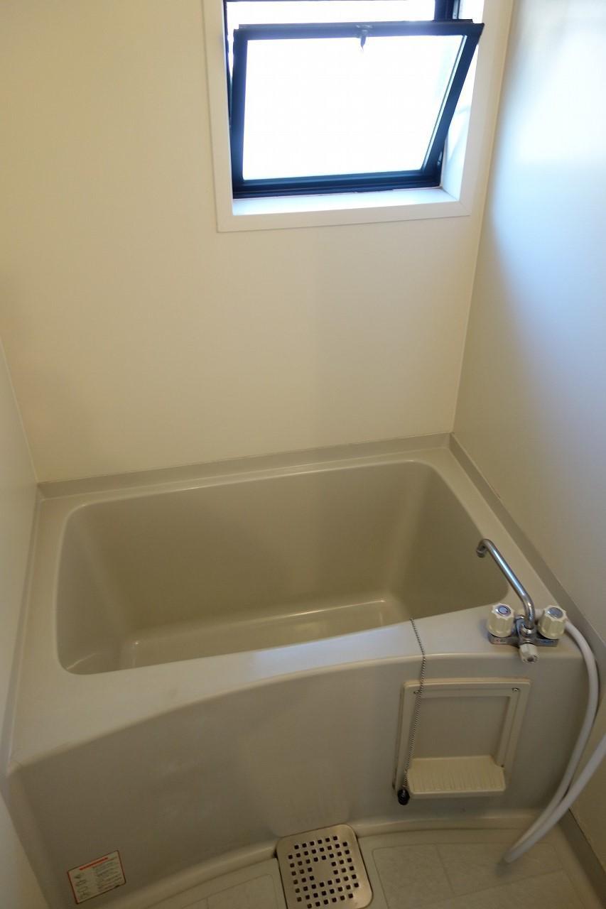 バス・シャワールーム　小窓付きでしっかり換気のできるバスルーム♪