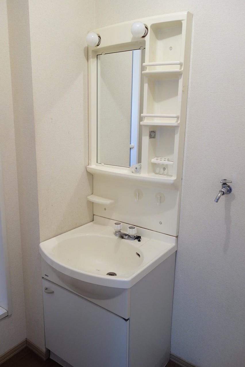 洗面設備　朝の髪のセットやお化粧に便利な洗面化粧台♪