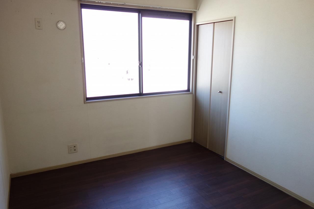 その他部屋・スペース　濃い色のフローリングを使った洋室６帖♪