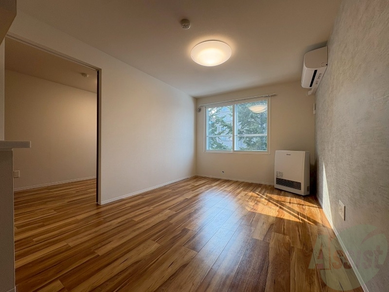 居室・リビング　木目のフローリングは落ち着きのある印象のお部屋になりますね。