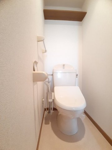 トイレ　落ち着いた色調のトイレです