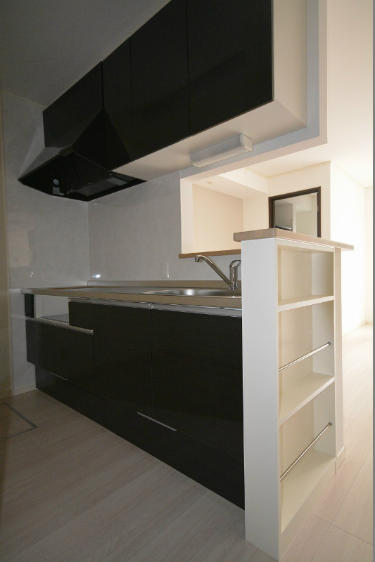 キッチン　人気のカウンターキッチン。料理をしながらリビングの様子を見る