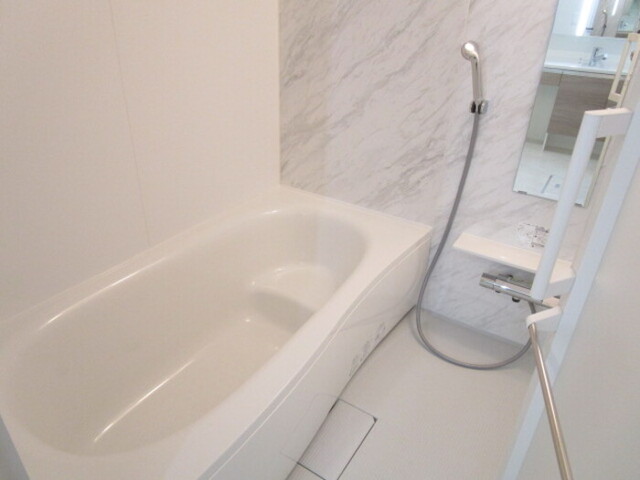 バス・シャワールーム　追い焚き給湯機能付き浴室