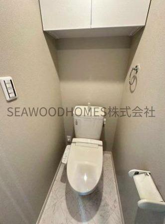 トイレ　ほっと落ち着ける、白基調のクリーンな空間。