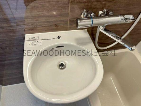 洗面設備　寝ぐせ直しも簡単。引き出して使えるシャワーヘッド。