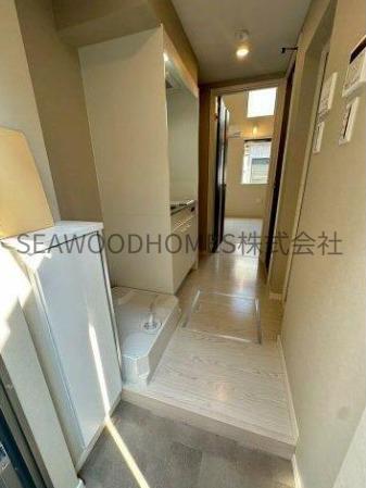 玄関　ドアを開ければ、明るく清潔な空間がお出迎え。