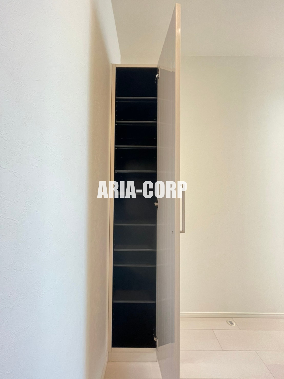 玄関　縦型シューズボックス付きの玄関♪