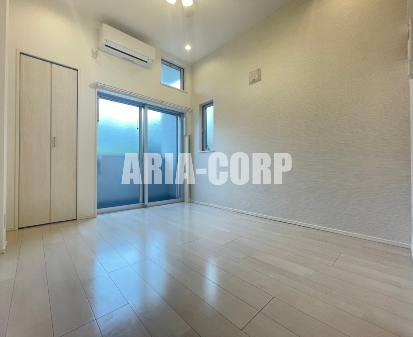 居室・リビング　天井高のある開放的な空間！デザイナーズ仕様でお洒落な室内！