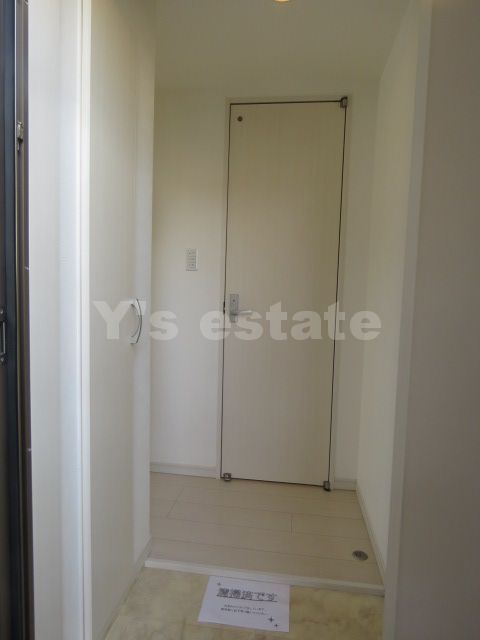 玄関　この写真の反転です。