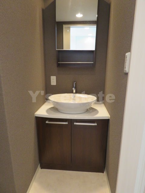 洗面設備　この写真の反転です。