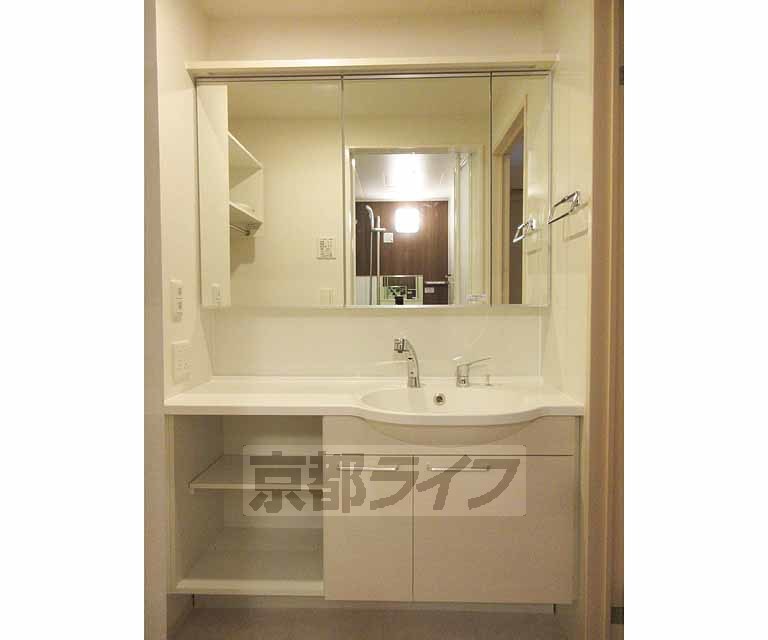 洗面設備　ワイドな洗面台・