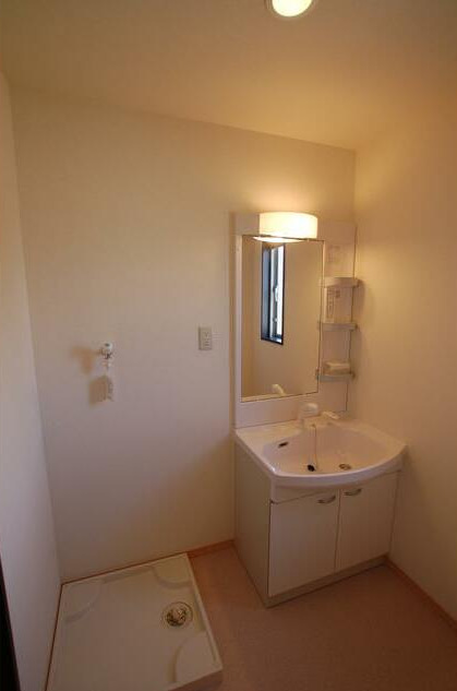 洗面設備　ゆったりとスペースのある洗面所