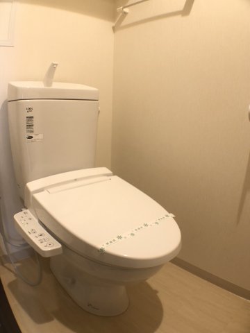 トイレ　温水洗浄便座機能付き♪
