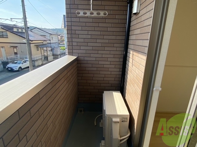 バルコニー　バルコニーも陽当たりよく外干しにも良さそう
