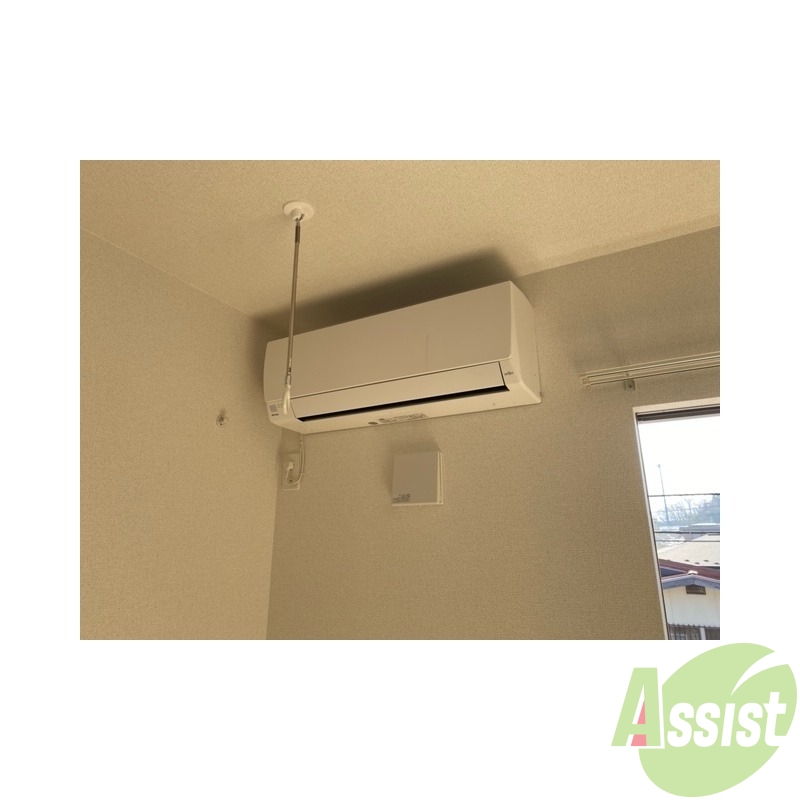 その他設備　エアコンはお部屋の角に、室内物干しもあります