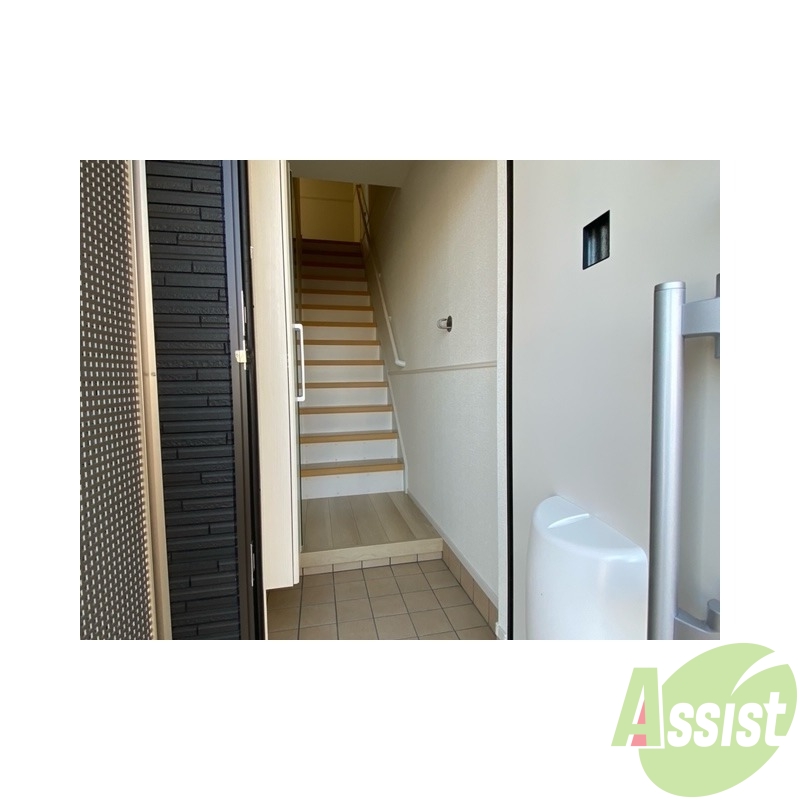 玄関　玄関を入るとすぐに居室スペースが見えないのもポイント