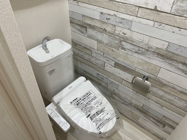 トイレ　温水洗浄便座機能付きのトイレです♪
