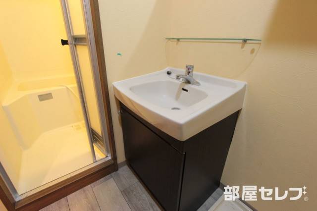 洗面設備　洗面台にも収納があります