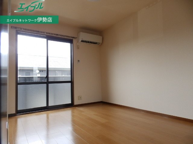 居室・リビング　同物件別室写真