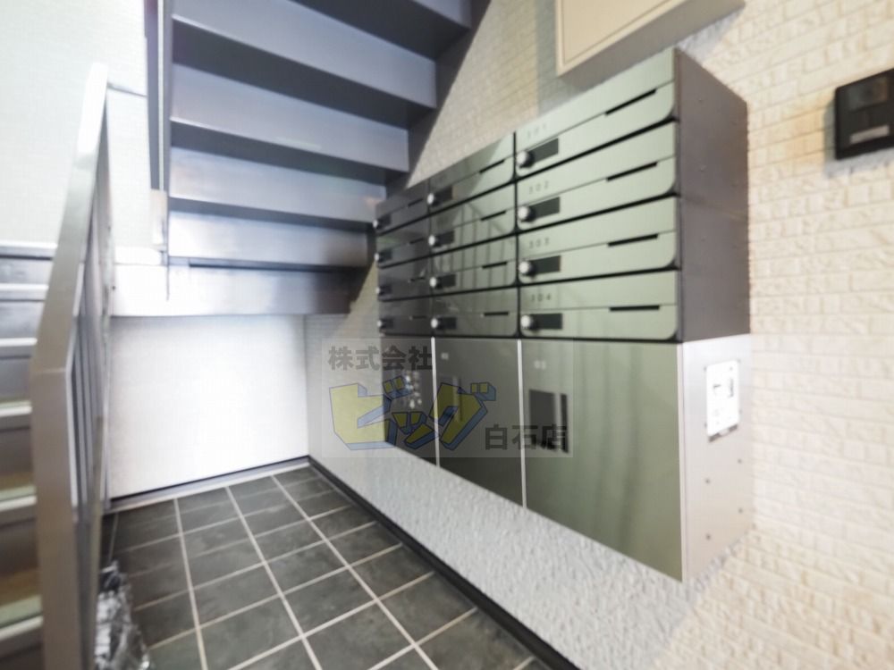 エントランス　留守中も荷物が受け取れて便利な宅配ＢＯＸ完備しています♪