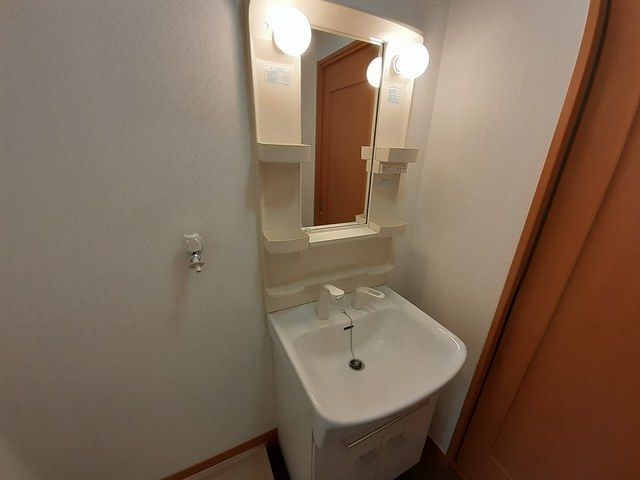 洗面設備　独立洗面化粧台が付いています