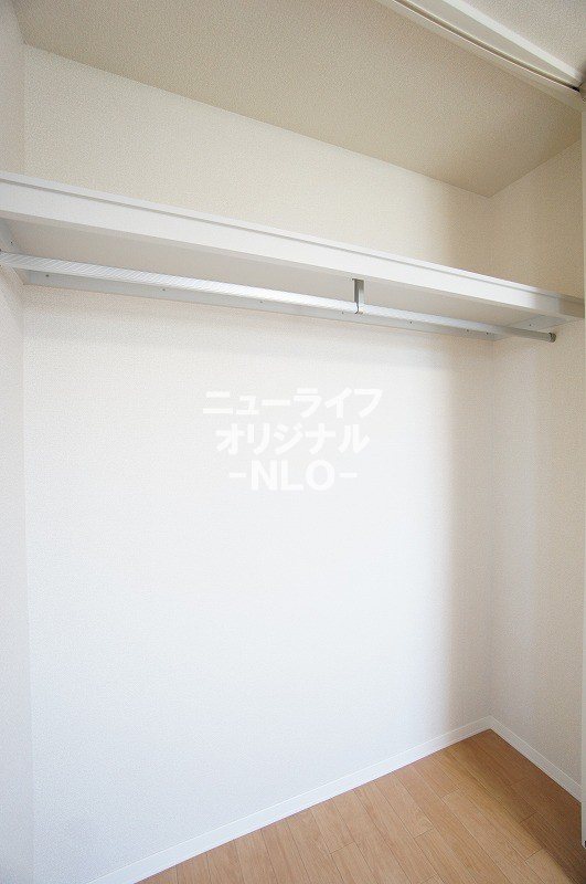 収納　6.5帖洋室収納☆丈の長いお洋服も掛けて収納できます☆