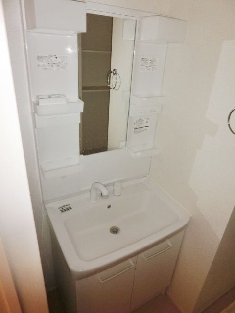洗面設備　毎朝の準備に便利な独立洗面台です
