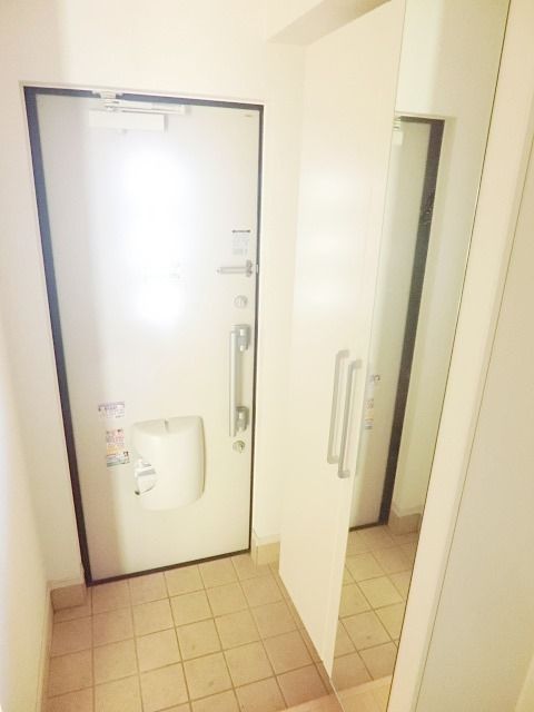 玄関　玄関にはシューズボックスがあります