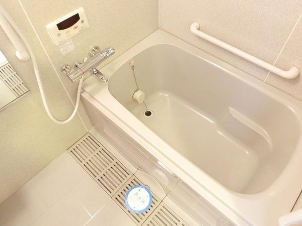 バス・シャワールーム　浴室乾燥機、追い焚き機能付きバス！