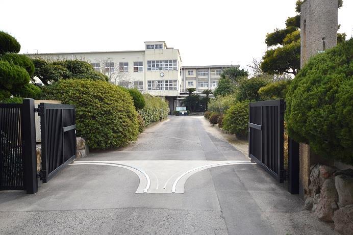 中学校　坂出市立東部中学校（中学校）まで709m