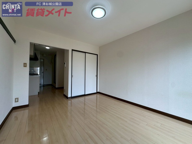 居室・リビング　同物件別部屋の写真