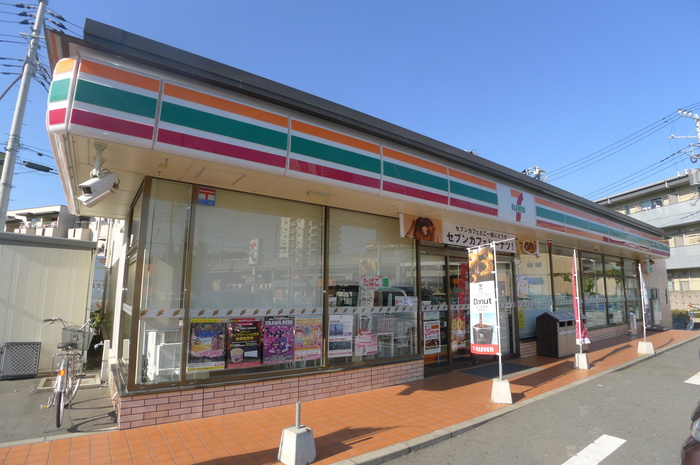 コンビニ　セブンイレブン（コンビニ）まで560m