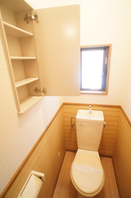 トイレ　スッキリ収納できる小物入れ付きのトイレです♪