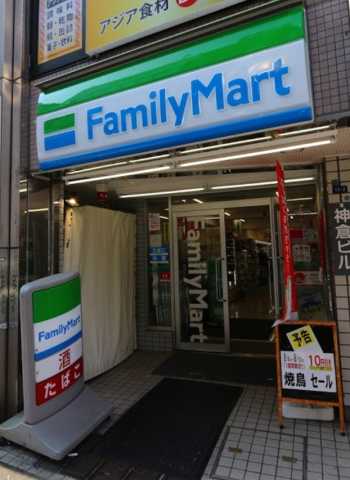 コンビニ　ファミリーマート　新大久保駅前店（コンビニ）まで108m