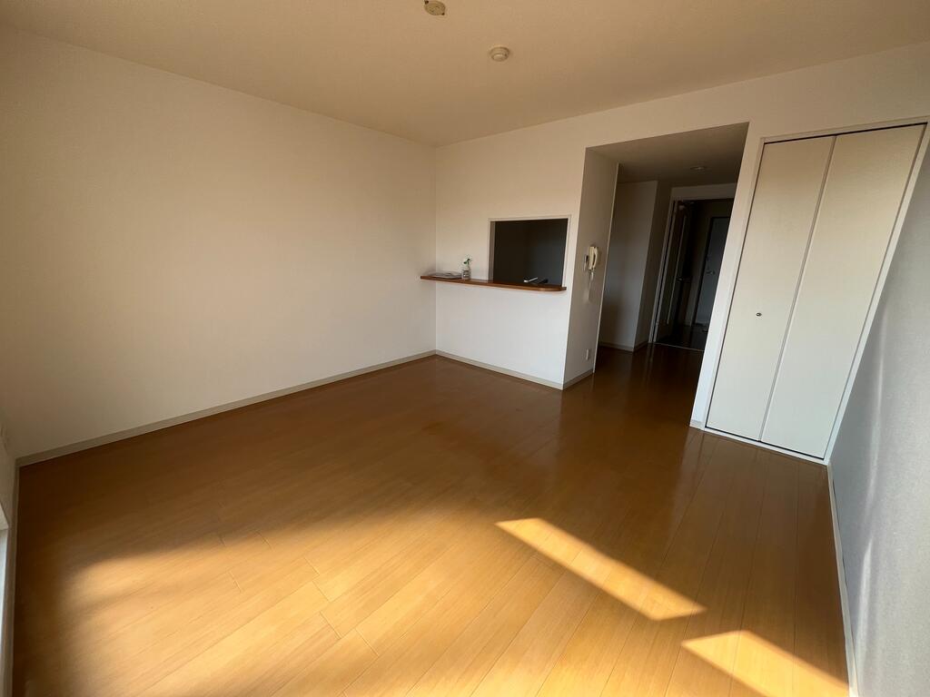 居室・リビング　※同建物の別のお部屋の写真です。